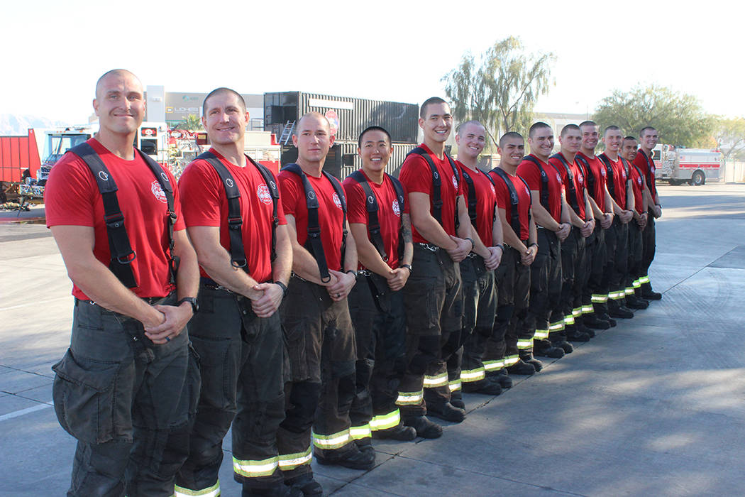 Entre los graduados, una mujer también se convirtió en bombero de North Las Vegas. Jueves 19 ...