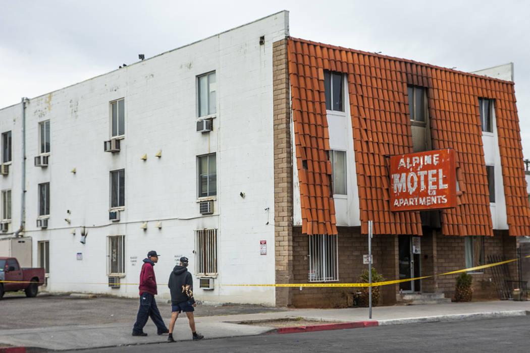 Una vista del Alpine Apartment Motel, donde un incendio temprano en la mañana dejó 6 muertos ...