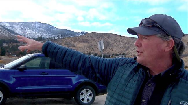 Charlie Donohue, Administrador de la División de Tierras Estatales de Nevada, señala una parc ...