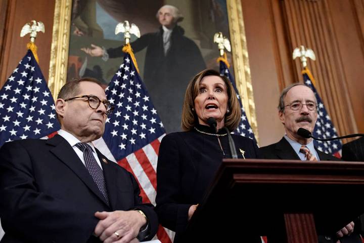 La presidenta de la Cámara de Representantes, Nancy Pelosi, demócrata por California, flanque ...