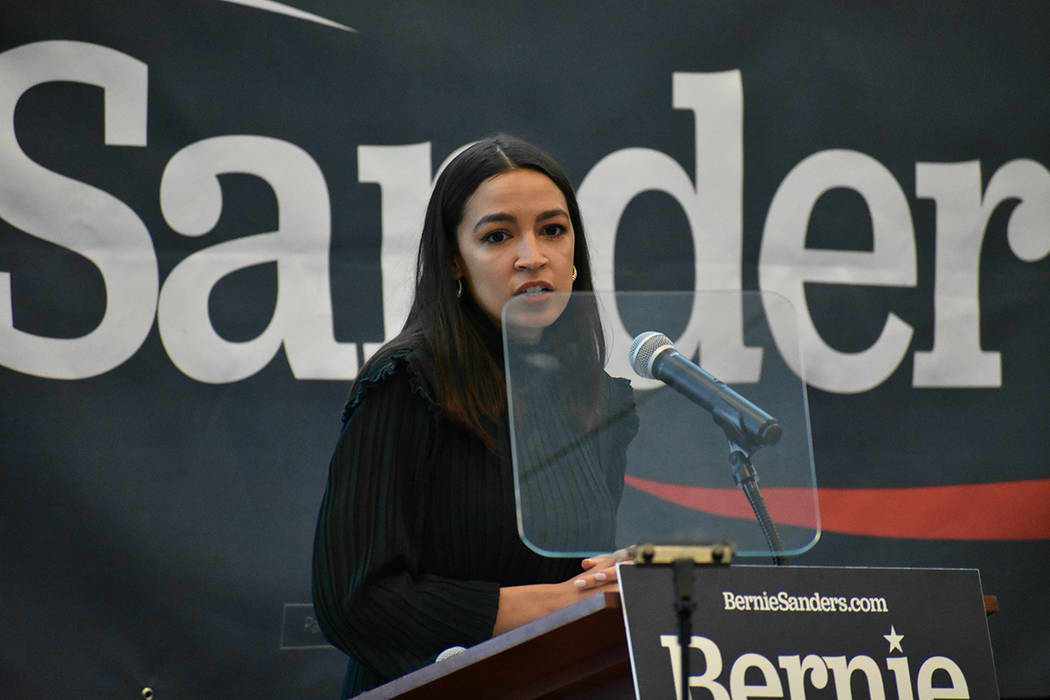 La congresista por Nueva York, Alexandria Ocasio-Cortez, encabezó una reunión política reali ...