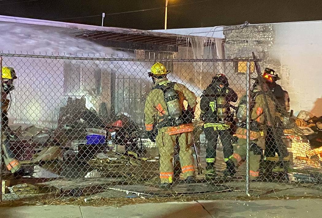 Bomberos de North Las Vegas respondieron a un incendio en una estructura de la Avenida East Ton ...