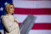 Ivanka Trump de pie en el escenario durante la interpretación del Himno Nacional antes de que ...