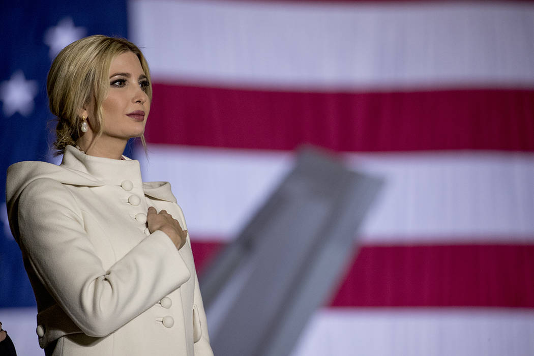 Ivanka Trump de pie en el escenario durante la interpretación del Himno Nacional antes de que ...