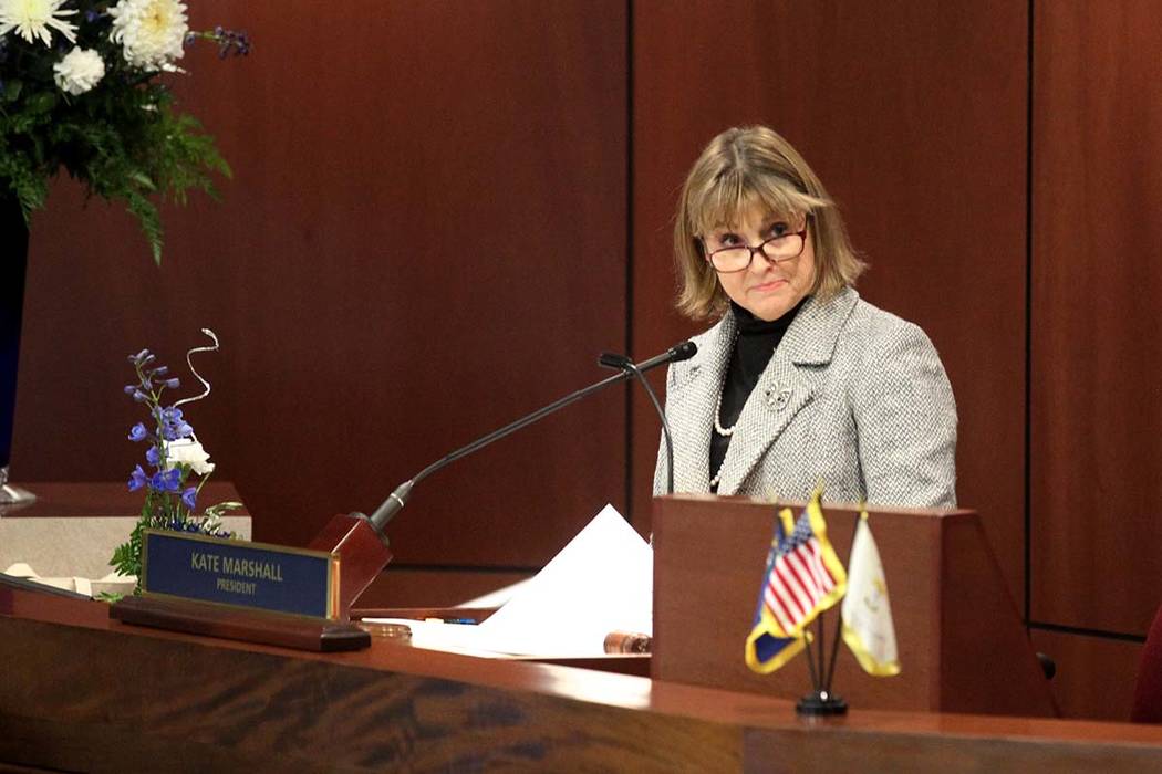 La Teniente Gobernadora, Kate Marshall, preside el Senado en el Edificio Legislativo de Carson ...