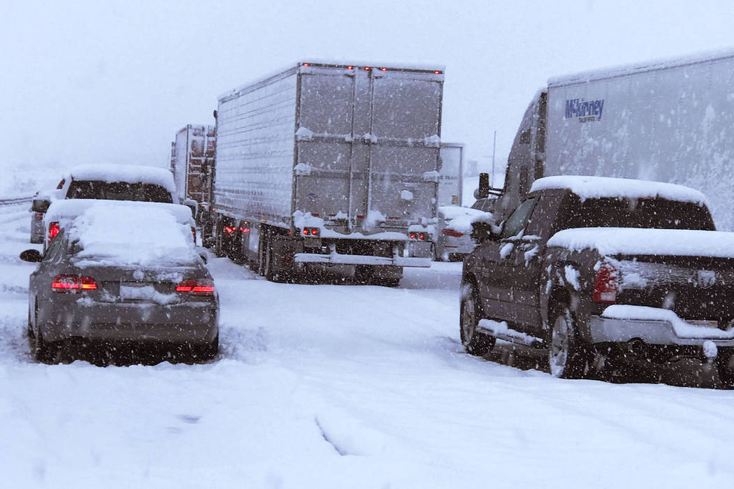 Esta foto muestra a la I-15 cubierta de nieve en dirección norte en el Cajon Pass entre las Mo ...