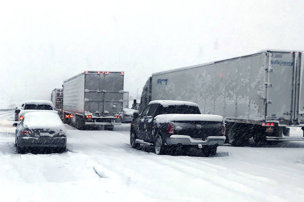 Esta foto muestra una I-15 cubierta de nieve en dirección norte en el Paso Cajón entre las Mo ...