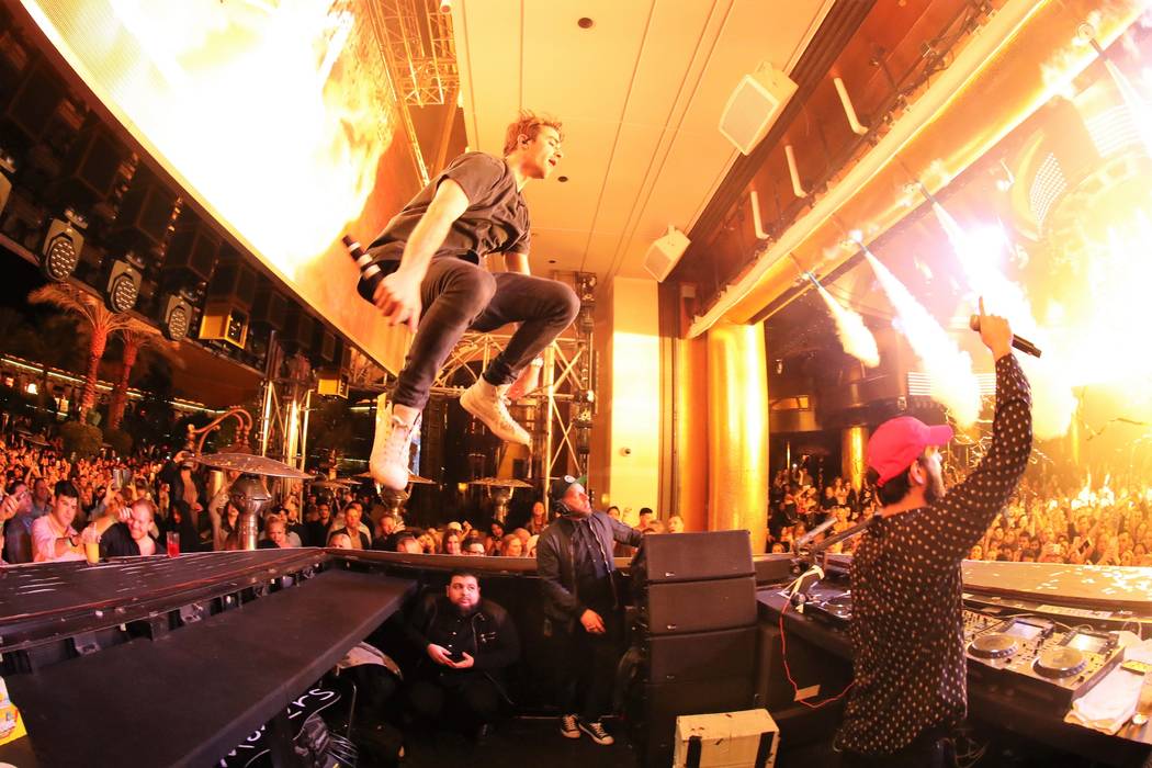 Los Chainsmokers tocan en el Club Nocturno XS en la víspera de Año Nuevo. (Danny Mahoney)