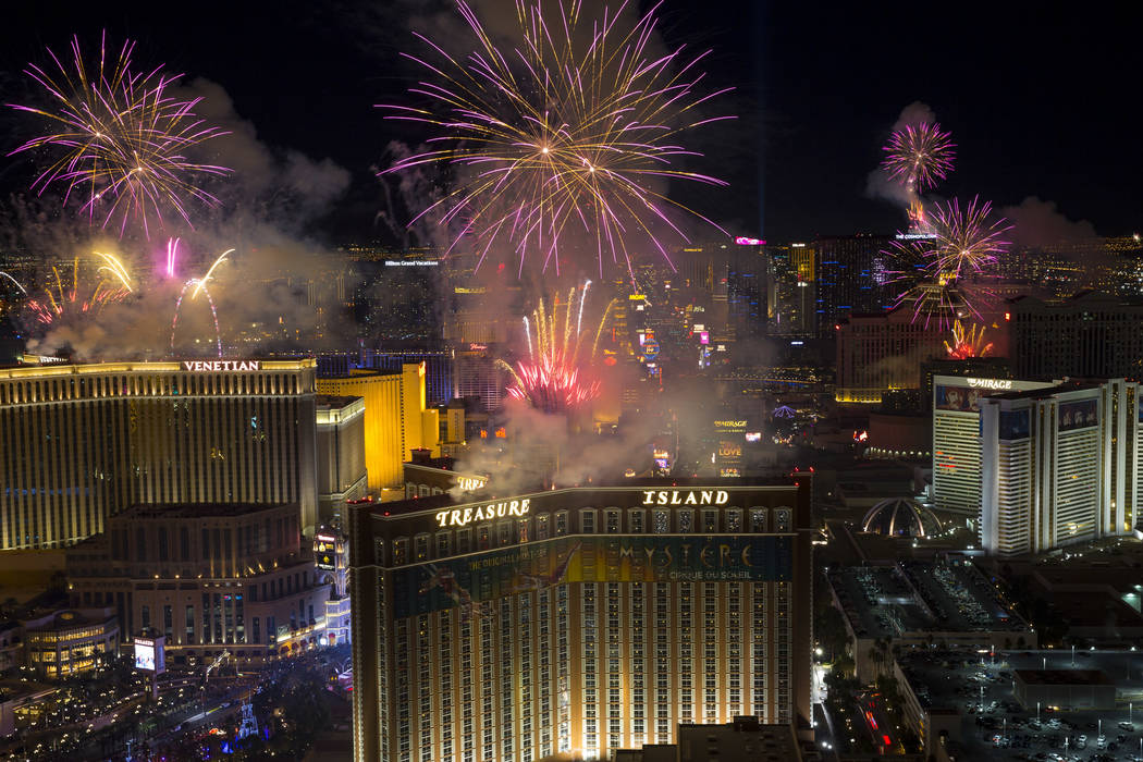 Los fuegos artificiales de Año Nuevo estallan sobre el Strip de Las Vegas. (Foto de archivo de ...