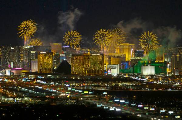 Los fuegos artificiales de Año Nuevo estallan sobre el Strip de Las Vegas. (Foto de archivo de ...