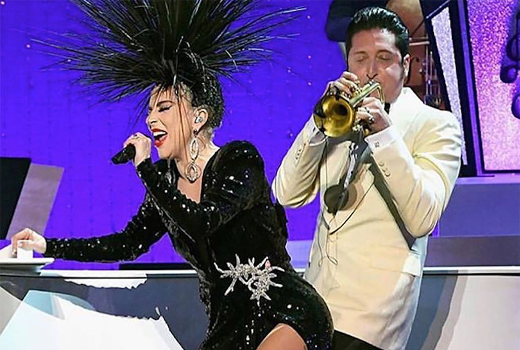Lady Gaga canta con el director de la banda Brian Newman en "Jazz + Piano" en el Park Theater e ...