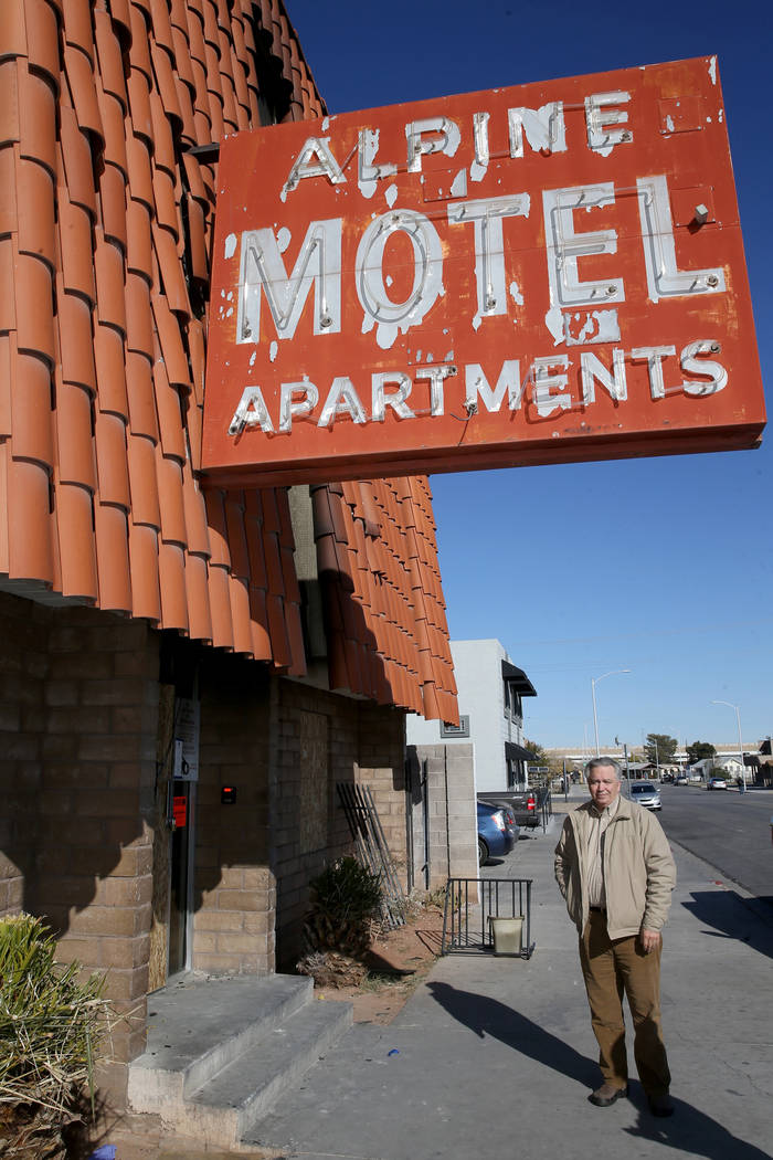 Donald Walford habla con un reportero afuera de Alpine Motel Apartments en el centro de Las Veg ...
