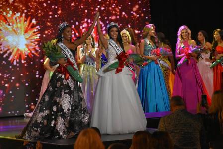 Miss Nevada USA Tianna Tuamoheloa y Miss Teen Nevada USA Erica Bonilla celebran sobre el escena ...