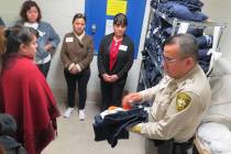 El oficial Raúl Herrera explica a los asistentes que cada persona recluida en el Centro de Det ...