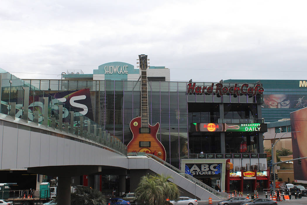 Este puente une al casino Park MGM con el Hard Rock Café. Lunes 23 de diciembre de 2019 en el ...