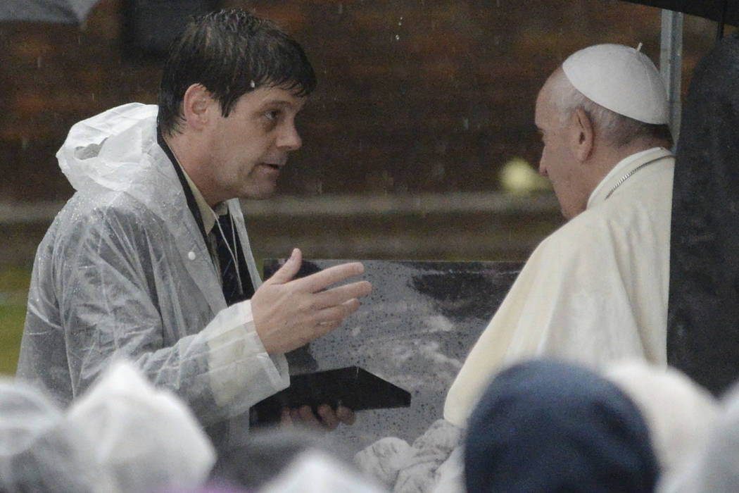 El Papa Francis habla con Tyge O'Donnell en el Parque del Hipocentro de Nagasaki en Nagasaki, p ...