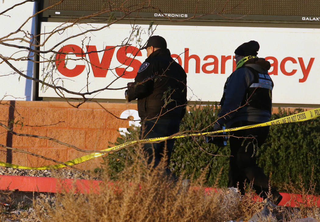 La escena de un tiroteo fatal involucrando a la policía de North Las Vegas cerca de West Craig ...