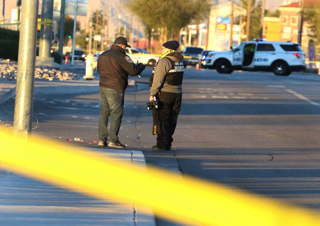 La escena de un tiroteo fatal involucrando a la policía de North Las Vegas cerca de West Craig ...