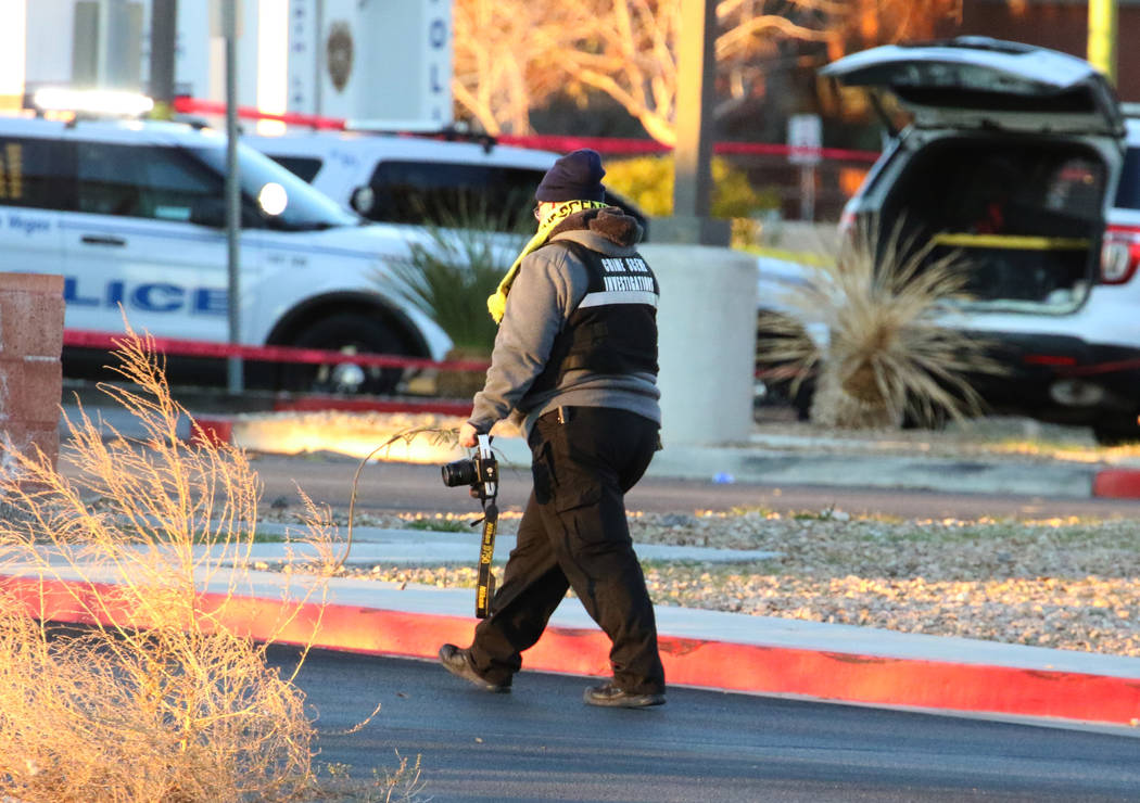 La escena de un tiroteo fatal involucrando a la policía de North Las Vegas cerca de West Craig ...