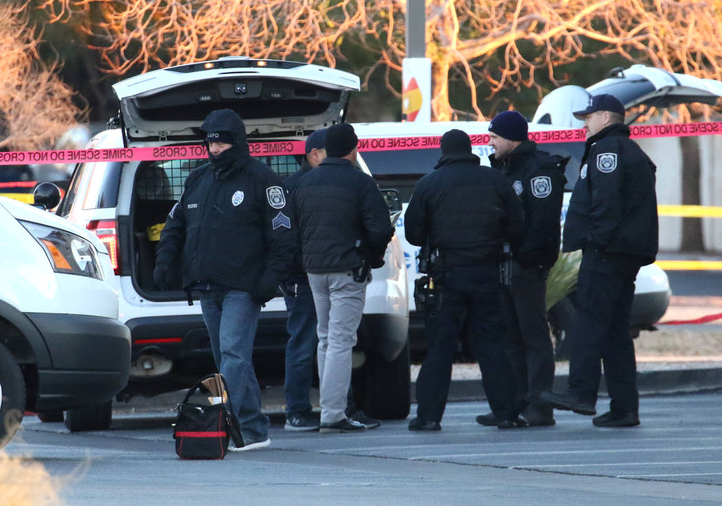 La escena de un tiroteo fatal involucrando a la policía de North Las Vegas cerca de West Craig ...