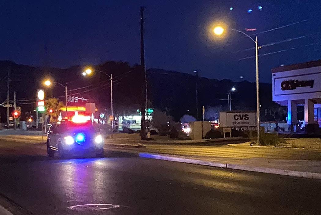 La escena de un tiroteo fatal involucrando a la policía de North Las Vegas cerca de West Craig ...