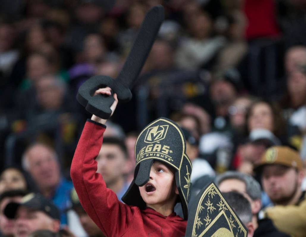 Fans de los Golden Knights animan a Las Vegas en el segundo tiempo de un juego de hockey de la ...