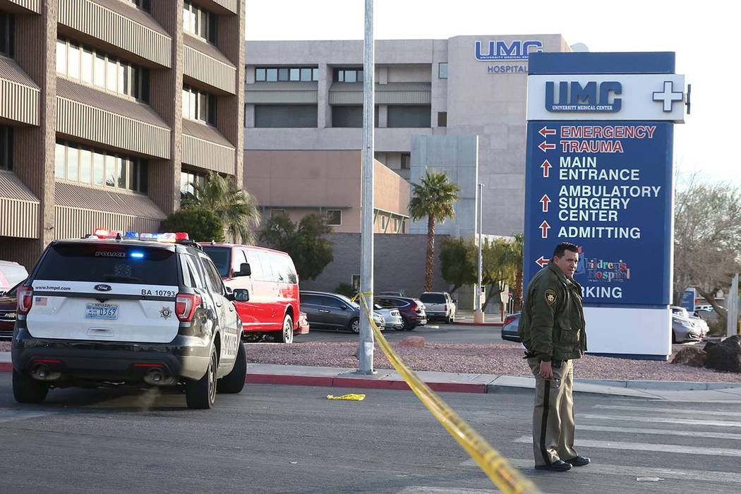 La policía de Las Vegas trató con una mujer encerrada en un vehículo en un estacionamiento d ...