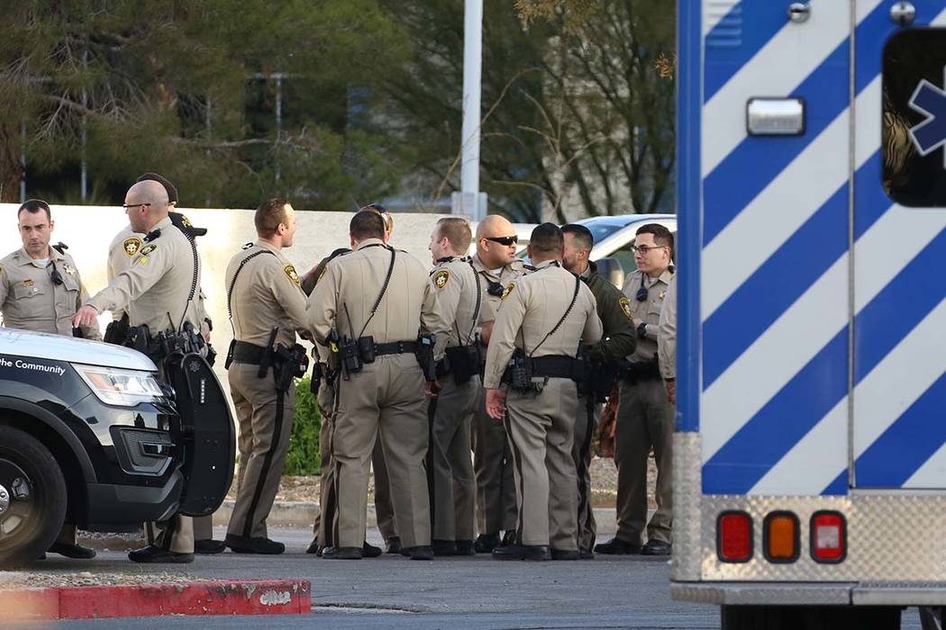 La policía de Las Vegas trató con una mujer encerrada en un vehículo en un estacionamiento d ...