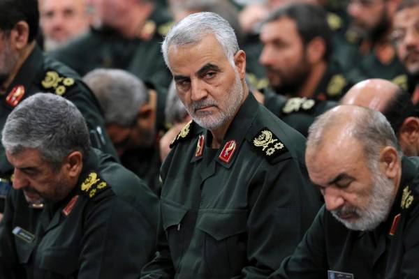 El general de la Guardia Revolucionaria Qassem Soleimani, al centro, asiste a una reunión en T ...