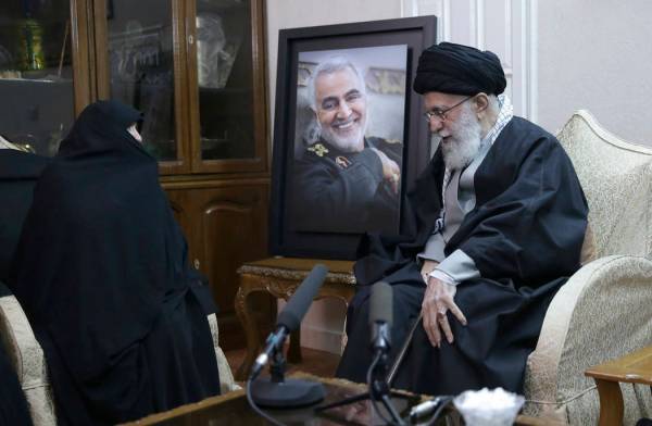 En esta foto publicada por el sitio web oficial de la oficina del líder supremo iraní, el Lí ...