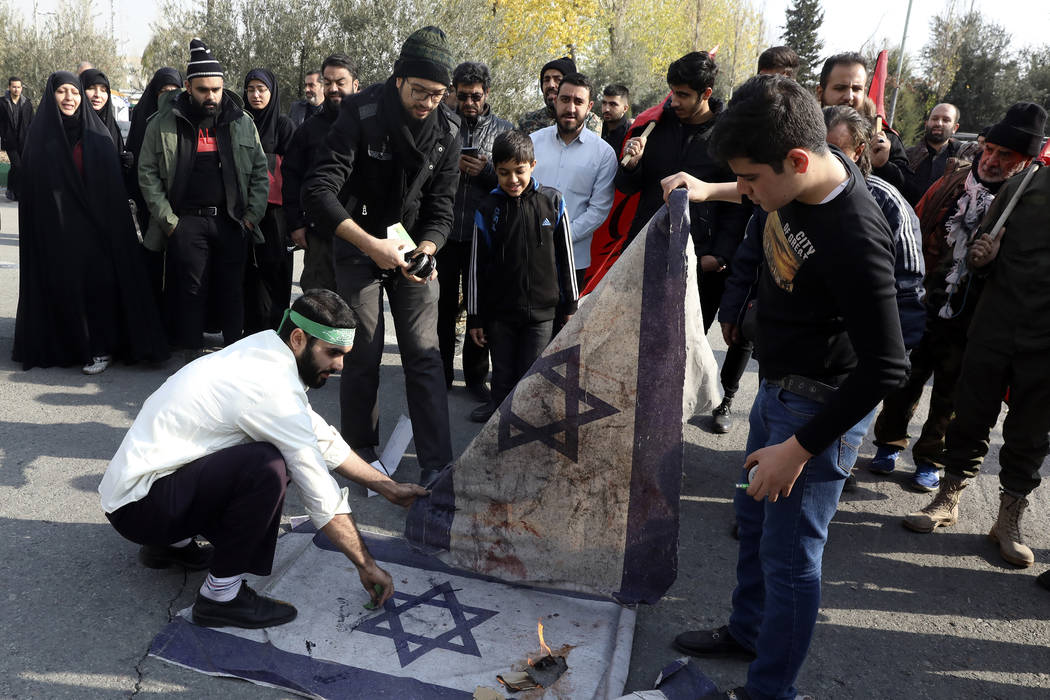 Manifestantes queman representaciones de la bandera israelí durante una manifestación por el ...