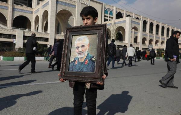 Un niño lleva un retrato del general de la Guardia Revolucionaria iraní Qassem Soleimani, ase ...