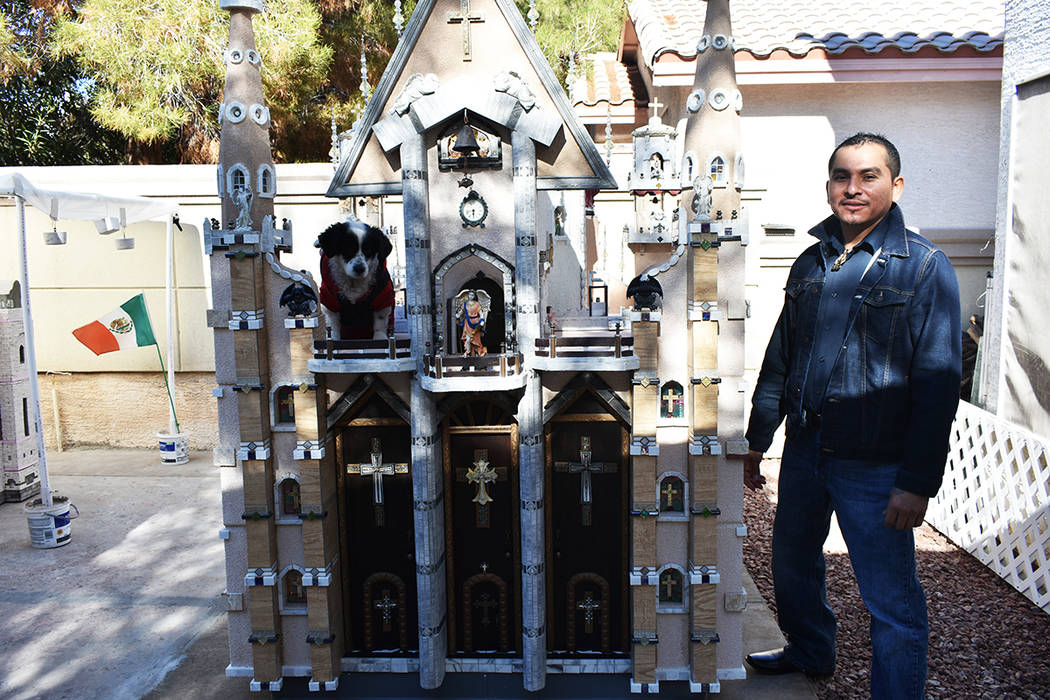 Julio César Galicia ha construido una “Catedral Canina” y trabaja en la réplica del Palac ...