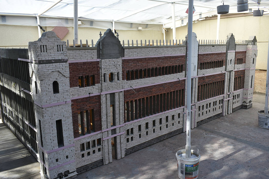 La réplica del Palacio Nacional de México, creado por Julio César Galicia, está en construc ...