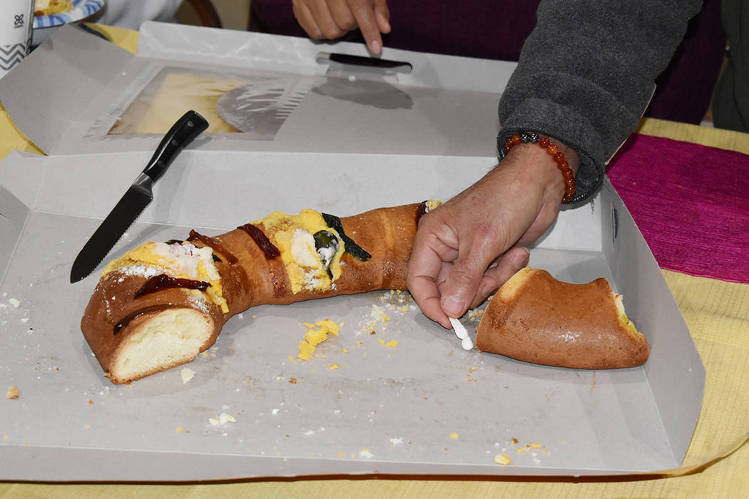 La Rosca de Reyes fue partida en muchos hogares hispanos. La mayoría de supermercados latinos ...