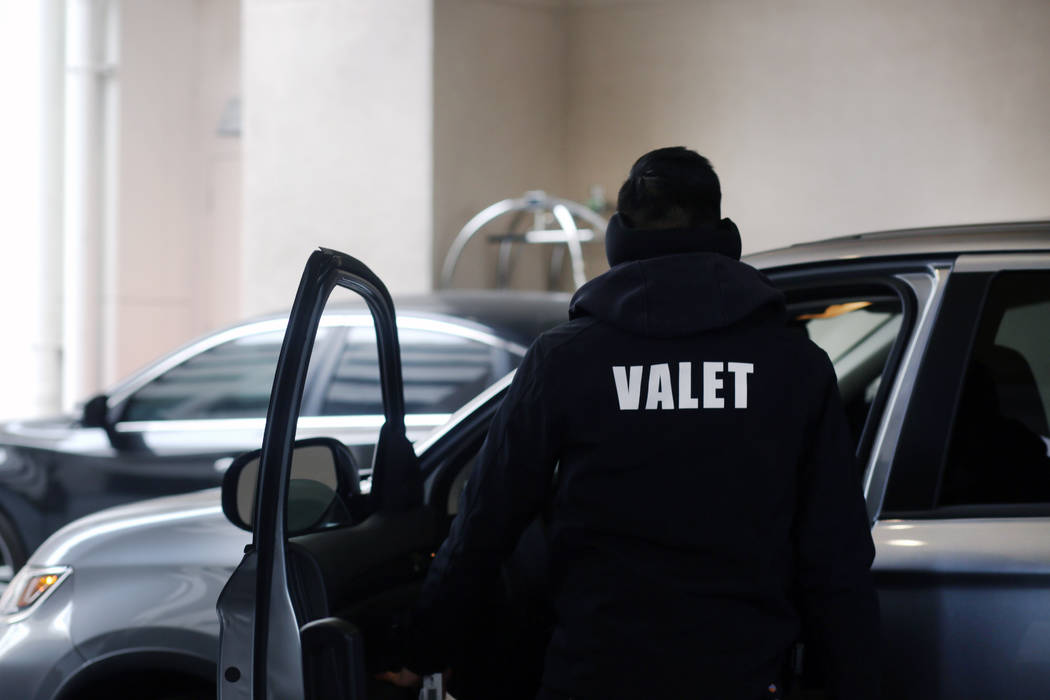 Un valet se encarga de un huésped en el estacionamiento gratuito del Sahara Las Vegas el viern ...