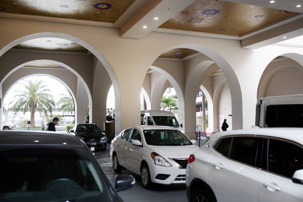Los vehículos se dejan en el estacionamiento gratuito del Sahara Las Vegas el viernes, 20 de d ...