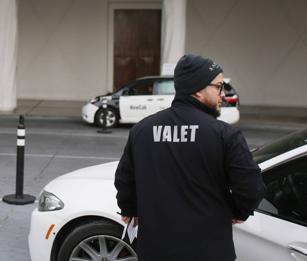 El valet Joel Tejada ayuda a un huésped después de recuperar su vehículo en el Sahara Las V ...