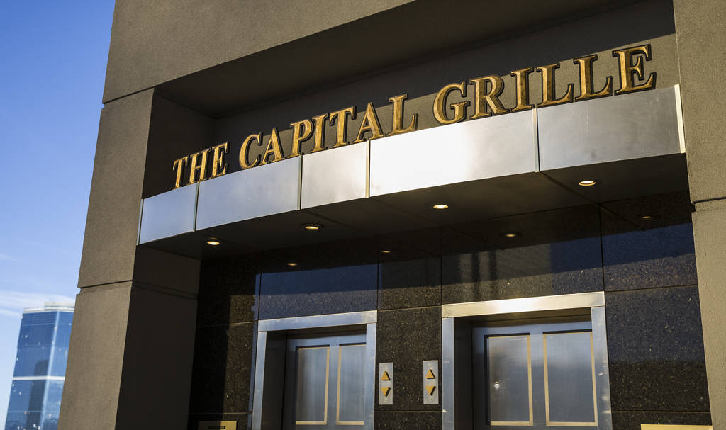 El Capital Grille ofrece una de las cinco ubicaciones de valet gratis en el centro comercial Fa ...