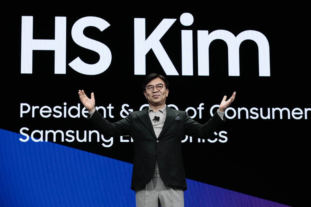 El presidente y CEO de la División de Consumo y Electrónica de Samsung, Hyun-Suk Kim, pronunc ...