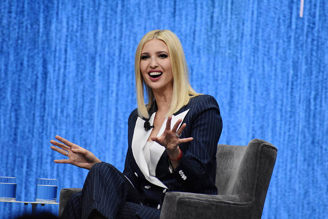 Ivanka Trump sostuvo una conversación con Gary Shapiro, presidente y director ejecutivo de CES ...