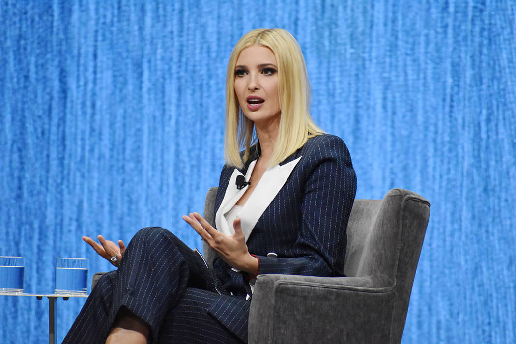 Ivanka Trump sostuvo una conversación con Gary Shapiro, presidente y director ejecutivo de CES ...