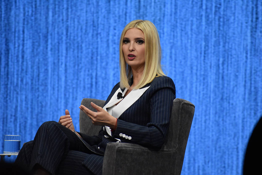 Ivanka Trump sostuvo una conversación con Gary Shapiro, presidente y director ejecutivo de CES ...