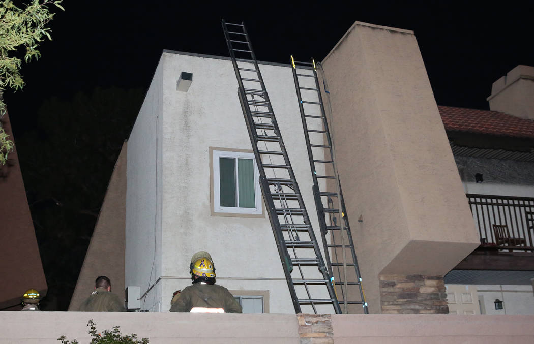 Nadie resultó herido en un incendio que activó dos alarmas en un edificio de apartamentos de ...