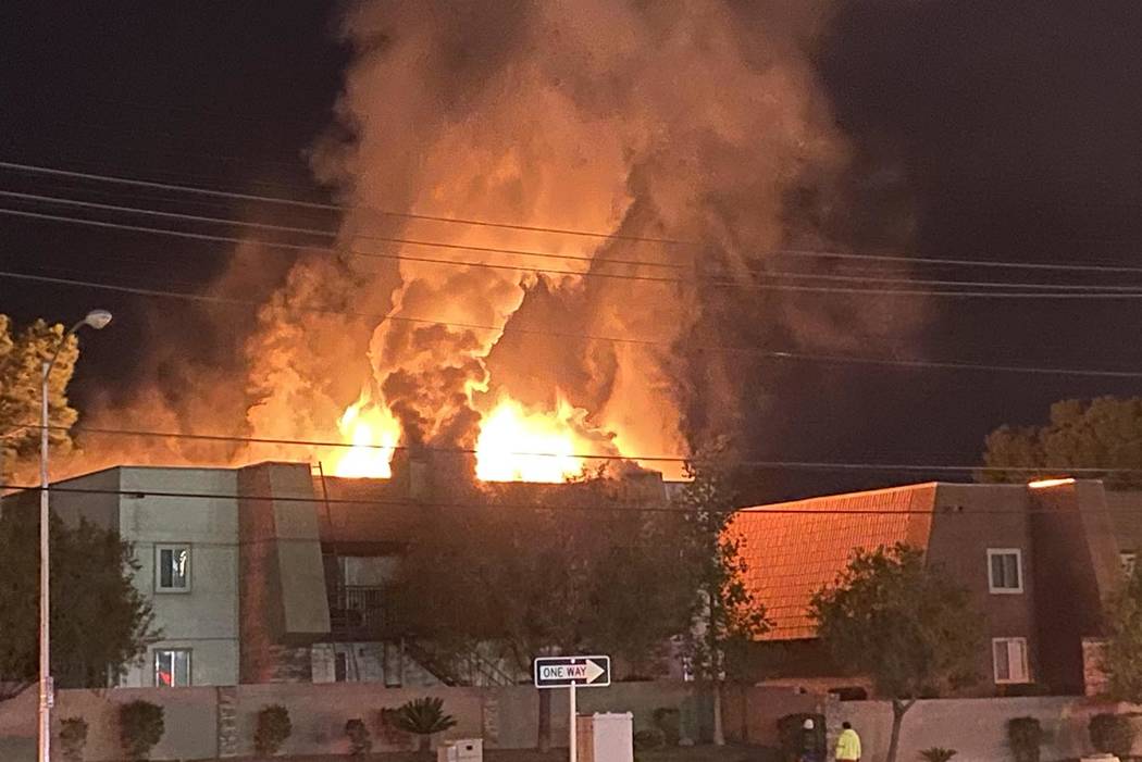 Nadie resultó herido en un incendio que activó dos alarmas en un edificio de apartamentos de ...