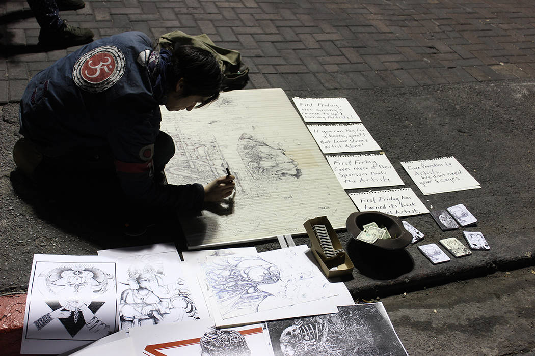El artista urbano “.dry”, protestó con carteles se le haya intentado retirar del evento en ...