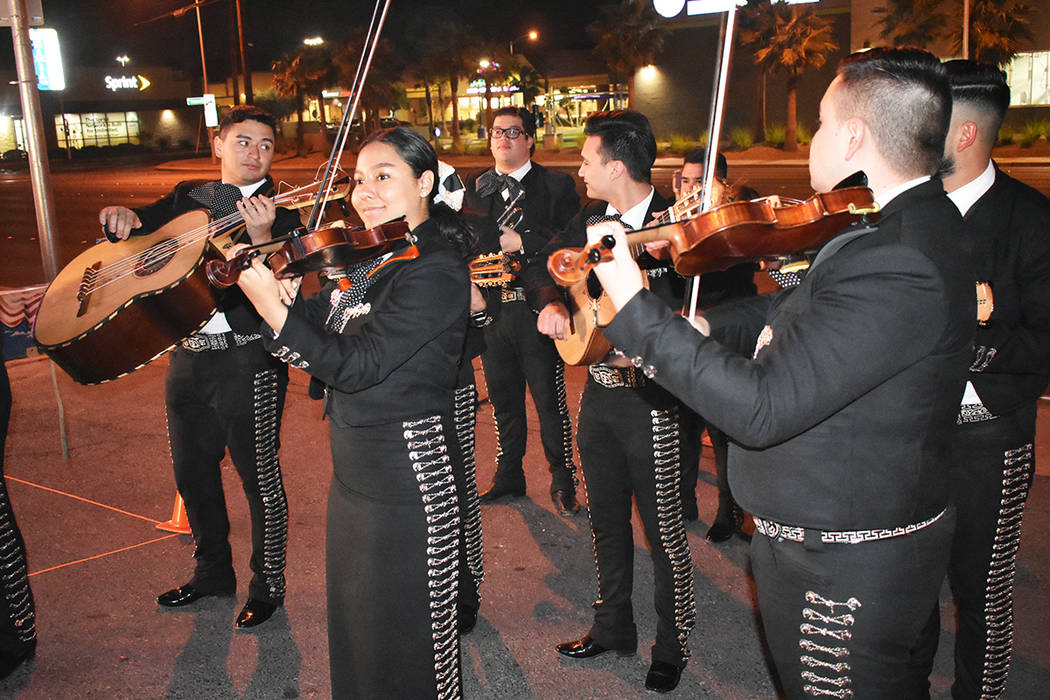 Con música y un ambiente alegre, “Lindo Michoacán” cumplió 30 años de estar en el gusto ...