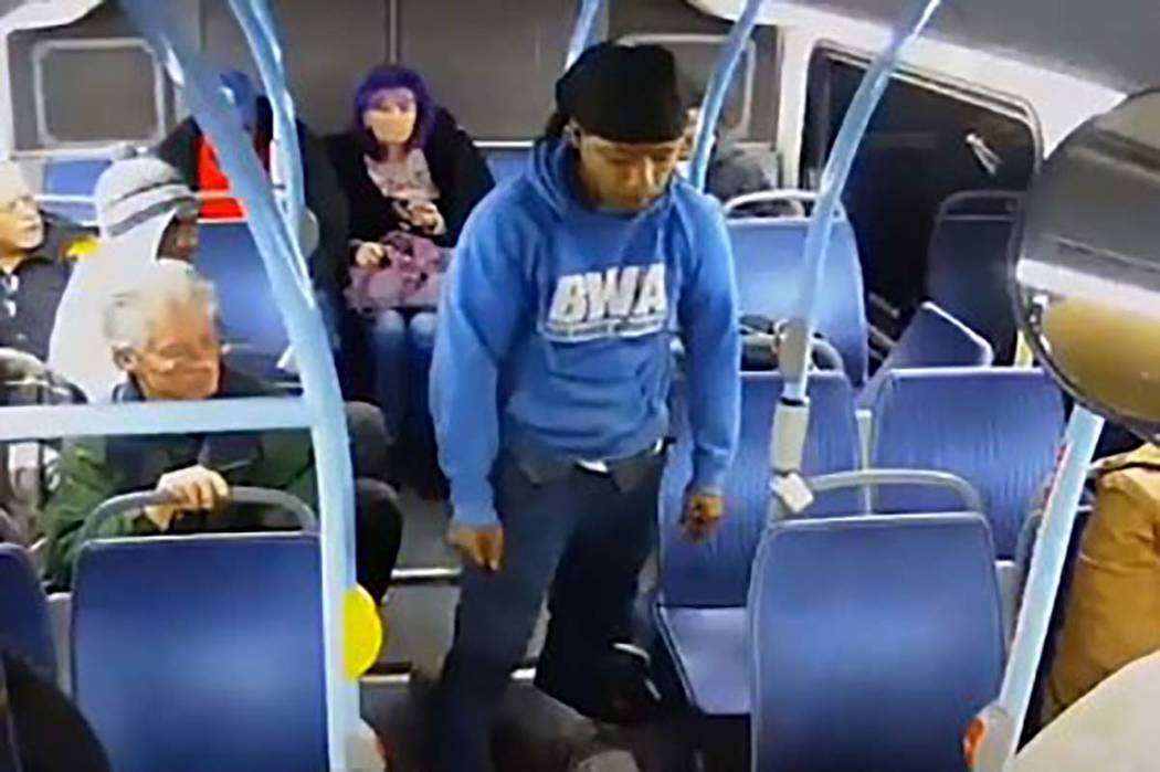 En una captura de pantalla del video, un hombre joven golpea a un hombre mayor en la cara en un ...