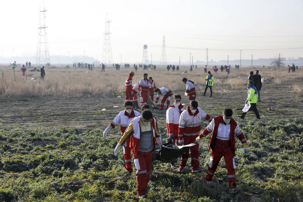 Rescatistas recuperan los cuerpos de las víctimas de un accidente de avión ucraniano en Shahe ...