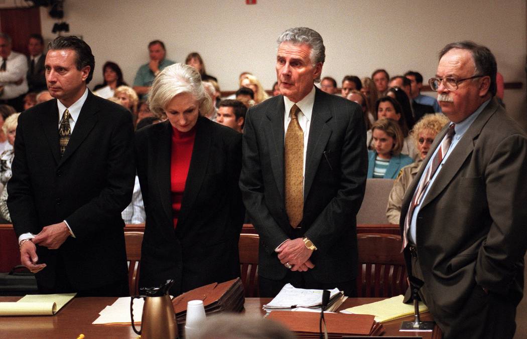 Margaret Rudin deja caer su cabeza mientras sus abogados Michael Amador, a la izquierda, John M ...